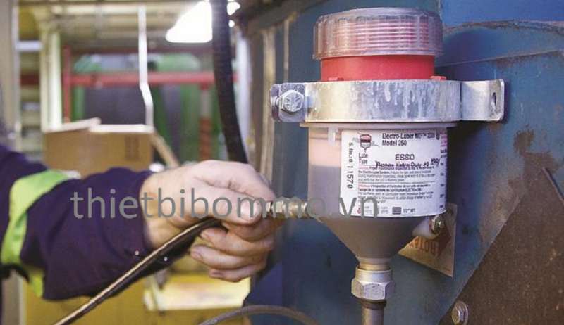 Hướng dẫn chi tiết Cách Bơm Mỡ Máy Xúc hiệu quả nhất