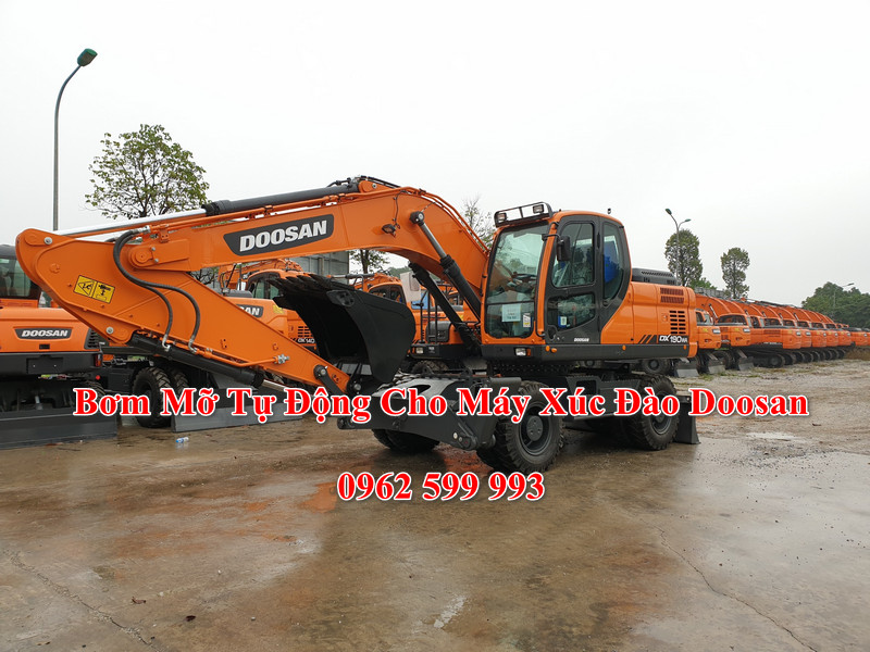 Bơm Mỡ Tự Động Cho Máy Xúc Đào Doosan