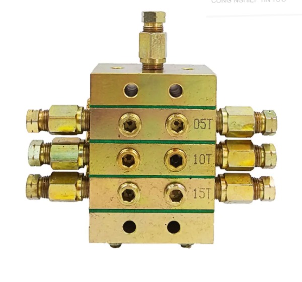 thiet-bi-đuoc-dung-đe-boi-tron-may-moc